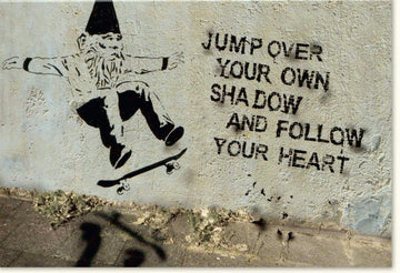 Motivationskarte: Inspirierende Streetart - Zwerg Skateboard - Grußkarte für Mut und Herz