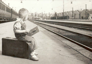 Nostalgische Abschiedskarte - Vintage Kind am Bahnhof mit Zug & Koffer, Sepia Reiseerinnerung
