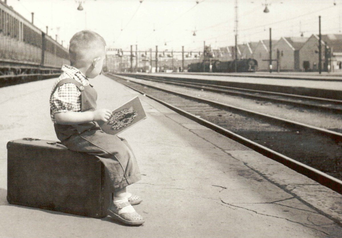 Nostalgische Abschiedskarte - Vintage Kind am Bahnhof mit Zug & Koffer, Sepia Reiseerinnerung