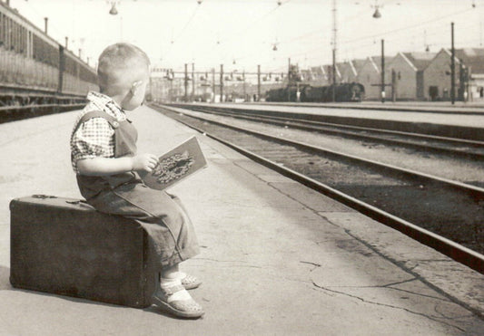 Nostalgische Abschiedskarte - Vintage Kind am Bahnhof mit Zug & Koffer, Sepia Reiseerinnerung