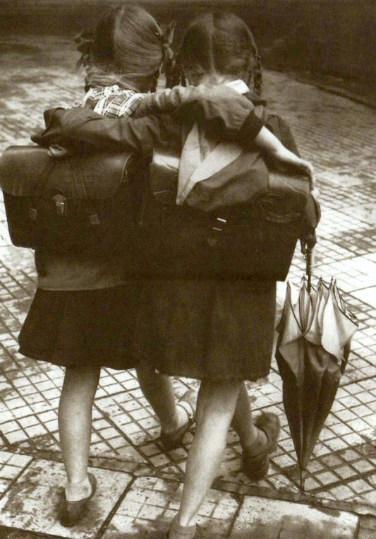 Nostalgische Freundschafts - Postkarte - Kinder mit Schultaschen & Regenschirm, Vintage Sepia - Ton, Ideal für Sammler - Postkarten - Schwarz - Weiß