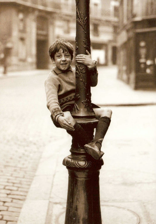 Nostalgische Sammler - Postkarte: Junge in Paris, Vintage Montmartre - Szene in Schwarz - Weiß - Retro - Stil für Liebhaber klassischer Fotografie