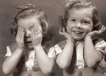 Nostalgische Schwarz - Weiß Postkarte mit Zwillingen - Retro Charme & Freude, Ideal zum Sammeln oder als Deko, Zeitloses Design für Familie und Freunde