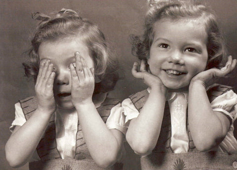 Nostalgische Schwarz - Weiß Postkarte mit Zwillingen - Retro Charme & Freude, Ideal zum Sammeln oder als Deko, Zeitloses Design für Familie und Freunde