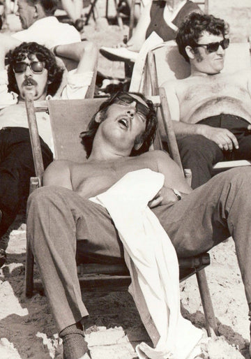 Nostalgische Sommer - Postkarte für Männer | Humorvolle Schwarz - Weiß Fotografie | Sammlerstück & Liebhabergeschenk | Entspannung am Meer