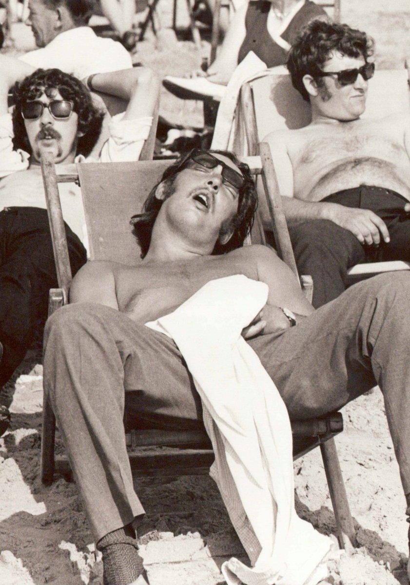 Nostalgische Sommer - Postkarte für Männer | Humorvolle Schwarz - Weiß Fotografie | Sammlerstück & Liebhabergeschenk | Entspannung am Meer