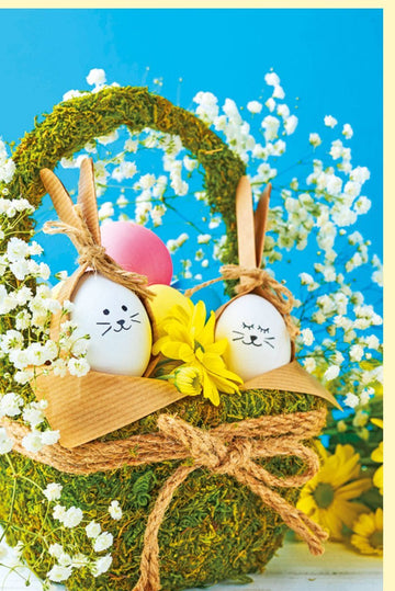 Osterkarte mit Korb & Eiern - Frühlingshafte Grüße mit bunten Eiern und Blumen, Naturmotiv für Ostern