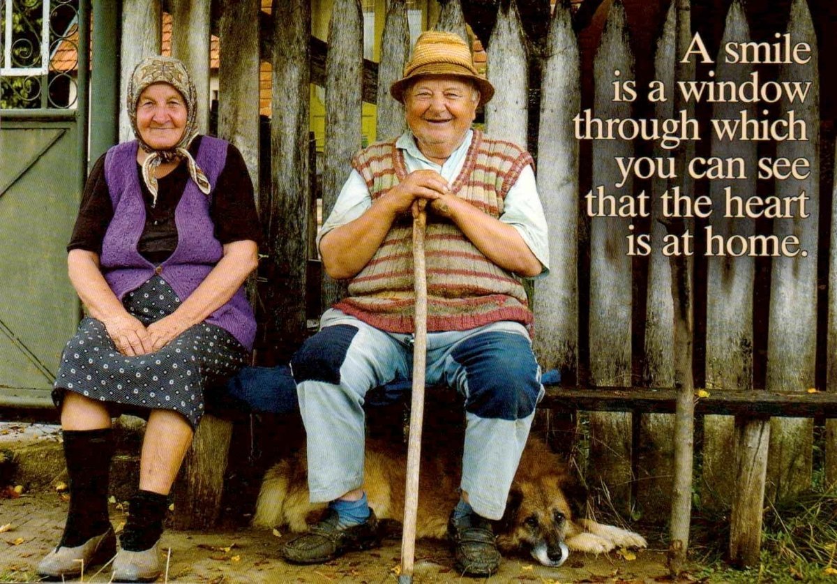 Postkarte - Englische Spruchkarte mit Herz & Zuhause - Motiv, Älteres Paar, Hund, Ländliches Glück, Gemeinschaftsgefühl und Entspannung