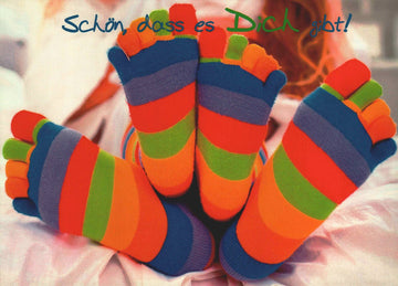 Postkarte Freundschaft Schön dass es Dich gibt bunte Ringelsocken fröhliches Motiv farbenfrohe Karte für beste Freunde