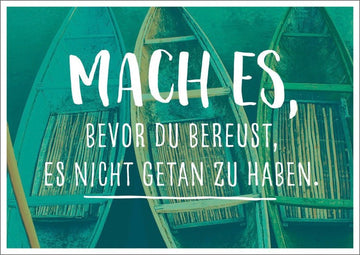 Postkarte Lebensweisheit: Handeln, bevor Reue eintritt - Inspirierender Spruch für Mut und Entschlossenheit