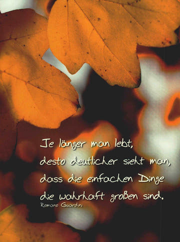 Postkarte Lebensweisheiten mit Herbstlaub und inspirierendem Zitat über die Bedeutung der einfachen Dinge für mehr Achtsamkeit und Motivation