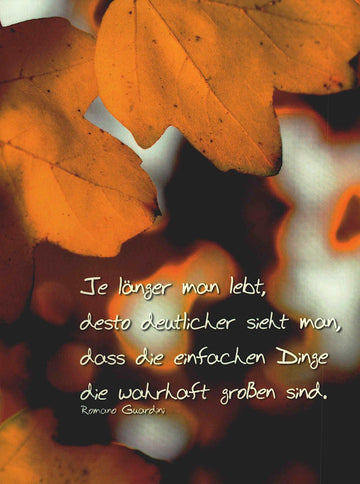 Postkarte Lebensweisheiten mit Herbstlaub und inspirierendem Zitat über die Bedeutung der einfachen Dinge für mehr Achtsamkeit und Motivation