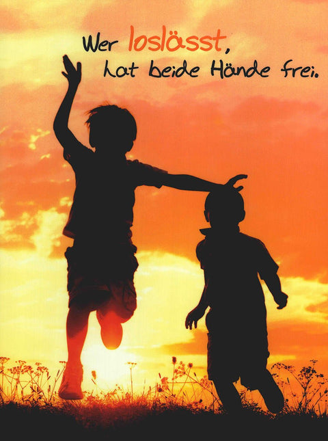 Postkarte Lebensweisheiten Sonnenuntergang Kinder Silhouette inspirierender Spruch Wer loslässt hat beide Hände frei Motivation Mut Optimismus