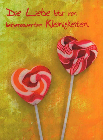 Postkarte Liebe zwei Herz Lollis auf buntem Hintergrund mit Spruch Die Liebe lebt von Kleinigkeiten romantische Grußkarte Valentinstag