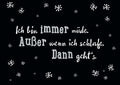 Postkarte mit Spruch: Immer müde, außer im Schlaf – ein humorvoller Gruß für alle, die sich nach einer Pause sehnen.