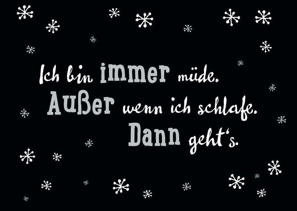 Postkarte mit Spruch: Immer müde, außer im Schlaf – ein humorvoller Gruß für alle, die sich nach einer Pause sehnen.