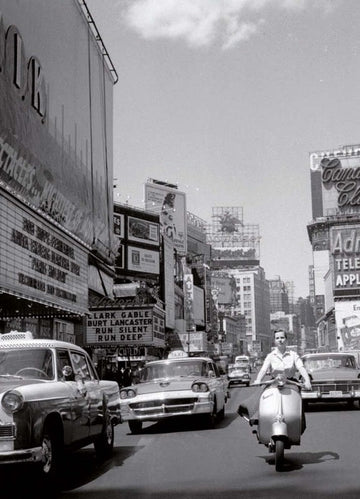 Postkarte Schwarz - Weiß: New York Scooter – Stilvolle Grüße aus der Metropole