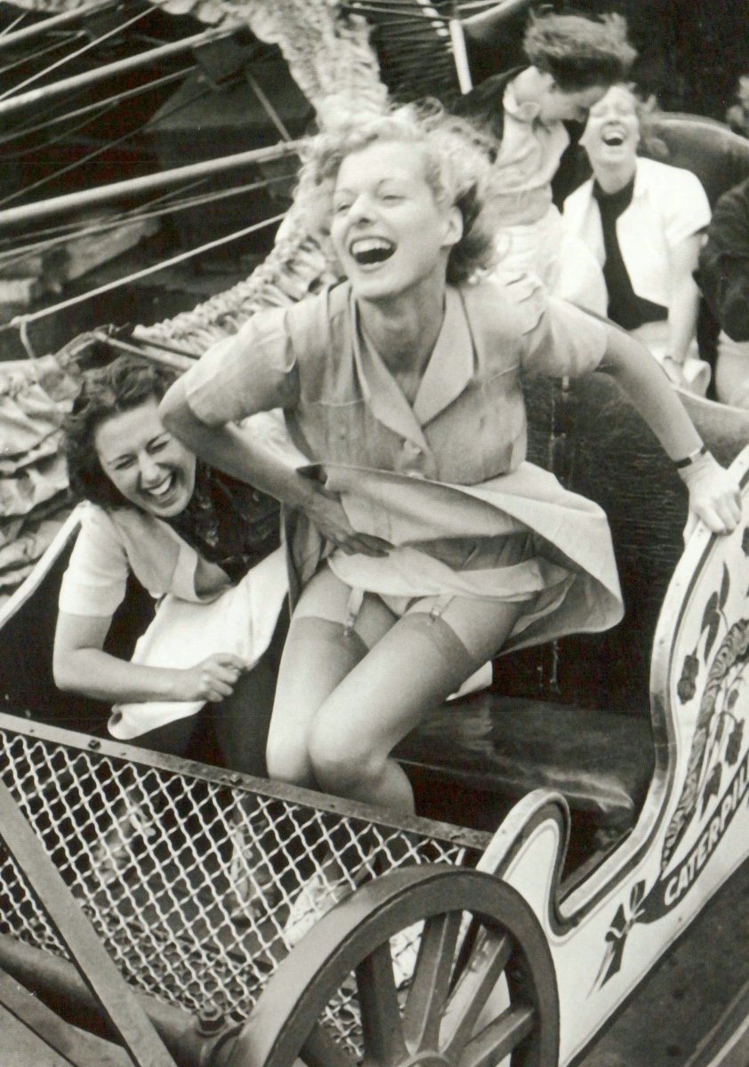 Postkarte Schwarz - Weiß: Vintage Achterbahn - Spaß für Frauen, Retro Gruppenfreude voller Adrenalin & Dynamik