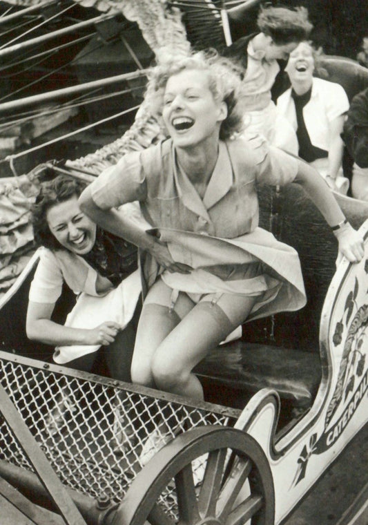 Postkarte Schwarz - Weiß: Vintage Achterbahn - Spaß für Frauen, Retro Gruppenfreude voller Adrenalin & Dynamik