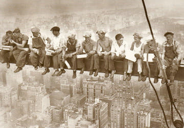 Postkarte Schwarz - Weiß: Vintage New York Skyline - Retro Bauarbeiter auf Hochhaus, Urban Architektur & Nostalgie - Deko für Sammler