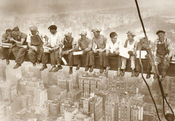 Postkarte Schwarz - Weiß: Vintage New York Skyline - Retro Bauarbeiter auf Hochhaus, Urban Architektur & Nostalgie - Deko für Sammler