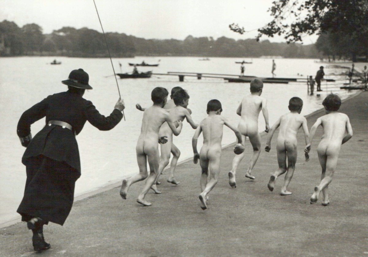 Postkarte Schwarz - Weiß Vintage - Nostalgie Sommer Badespaß, Kinder am See, Geschenkidee für Sammler & Kuriositätenliebhaber