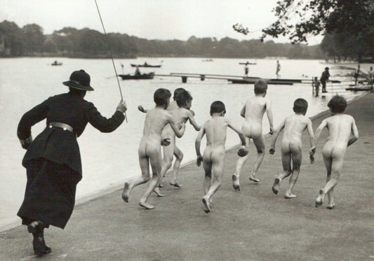 Postkarte Schwarz - Weiß Vintage - Nostalgie Sommer Badespaß, Kinder am See, Geschenkidee für Sammler & Kuriositätenliebhaber