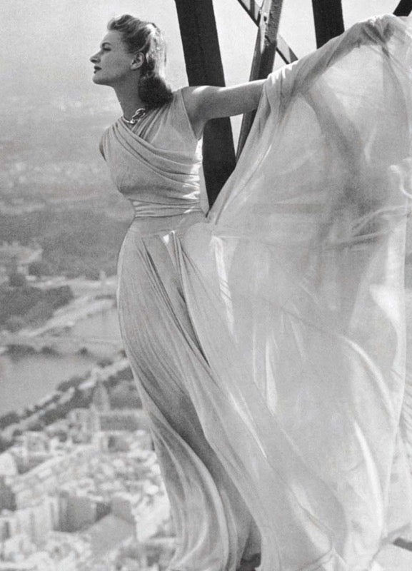 Postkarte Schwarzweiß - Vintage Retro Paris Eiffelturm mit eleganter Frau, Panorama - Fotografie