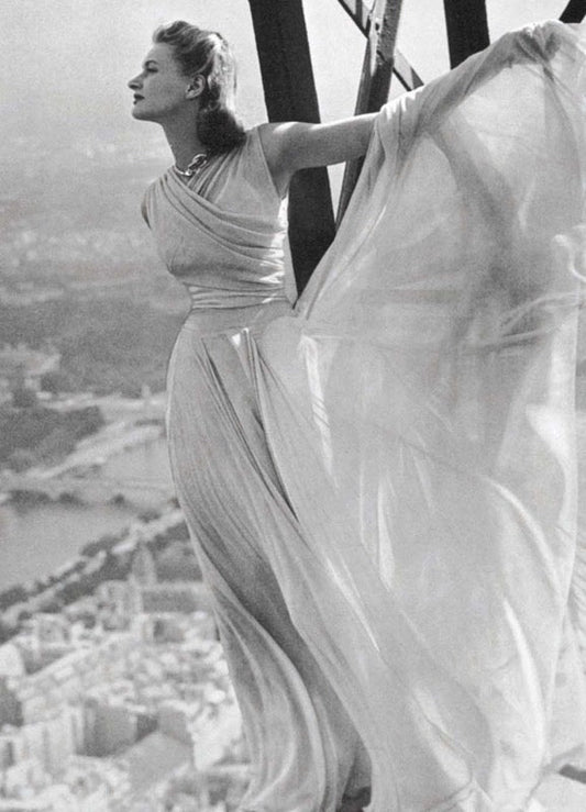 Postkarte Schwarzweiß - Vintage Retro Paris Eiffelturm mit eleganter Frau, Panorama - Fotografie