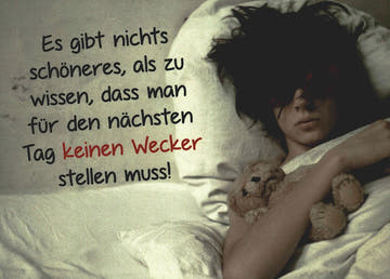 Postkarte Sprüche Entspannung Motiv Kind im Bett mit Kuscheltier kein Wecker Geschenk für Freunde lustige Grußkarte abschalten