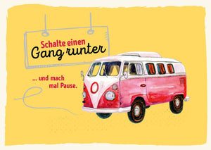 Postkarte-Sprüche: Entspannungsbotschaft im Vintage-Stil mit rotem Bus und gelbem Hintergrund