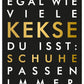 Postkarte Sprüche witzig Kekse Schuhe schwarz gold stylisch lustig originelle Grußkarte für Freunde und Familie Geschenkidee