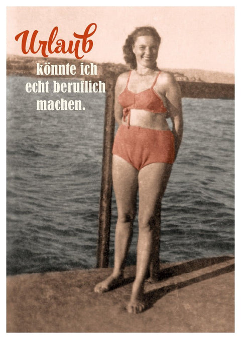 Postkarte Urlaub - Retro Frau im Badeanzug, Humorvoller Spruch, Vintage Flair, Entspannung am Strand