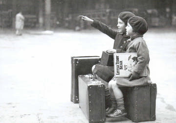 Reiseabenteuer Postkarte für Kinder - Nostalgische Schwarz - Weiß Vintage Karte, Perfekt zur Dekoration & Sammlung im Retro - Stil