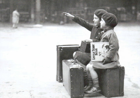 Reiseabenteuer Postkarte für Kinder - Nostalgische Schwarz - Weiß Vintage Karte, Perfekt zur Dekoration & Sammlung im Retro - Stil