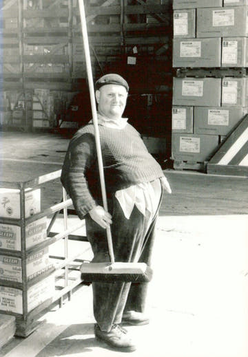 Retro Postkarte - Monochrome Arbeiter in Lagerhalle, Nostalgisches Geschenk für Sammler & Erwachsene, Unisex Design, Postkarten - Schwarz - Weiß