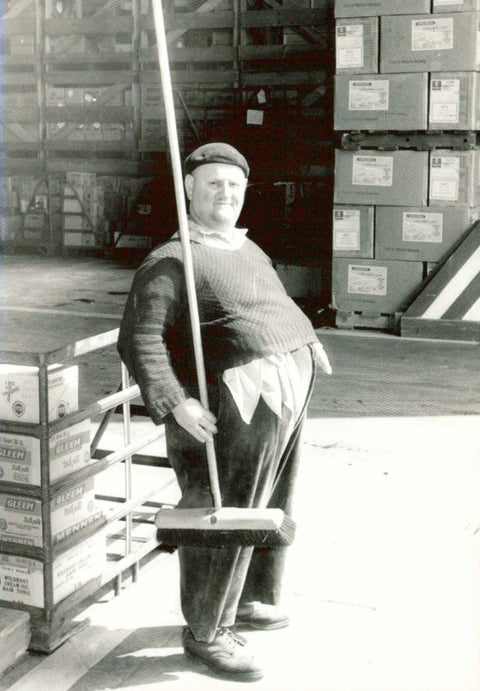 Retro Postkarte - Monochrome Arbeiter in Lagerhalle, Nostalgisches Geschenk für Sammler & Erwachsene, Unisex Design, Postkarten - Schwarz - Weiß