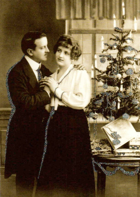 Retropostkarte Weihnachten: Nostalgisches Foto von Mann und Frau mit Weihnachtsbaum