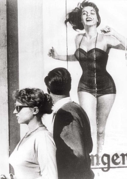 Schwarz - Weiß - Postkarte: Eleganter Blick, 1958