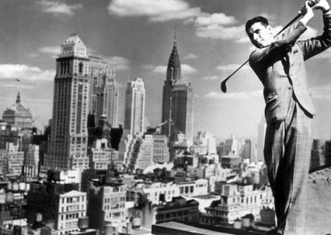 Schwarz - Weiß - Postkarte: Golfspiel auf den Dächern von New York City