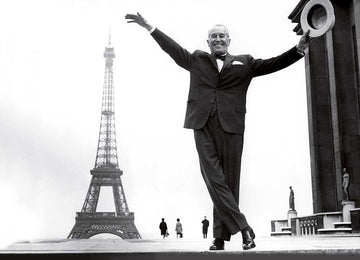 Schwarz - Weiß - Postkarte: Maurice Chevalier - Elegante Grüße im klassischen Stil