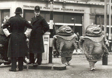 Schwarz - Weiß Postkarte - Vintage Retro mit Skurriler Polizei - Alien Verkleidung, Street Art Fotografie, Urban Kunst Sammlerstück