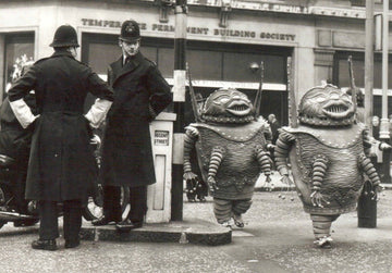 Schwarz - Weiß Postkarte - Vintage Retro mit Skurriler Polizei - Alien Verkleidung, Street Art Fotografie, Urban Kunst Sammlerstück