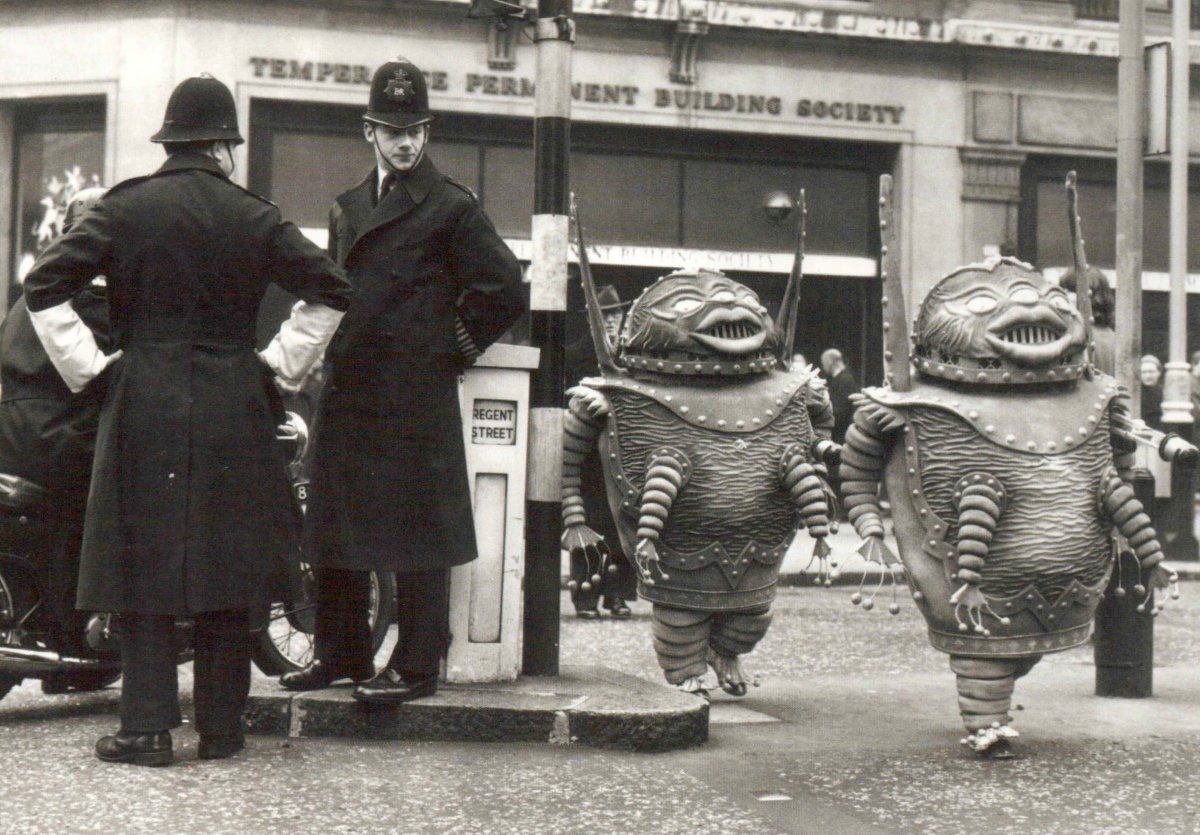 Schwarz - Weiß Postkarte - Vintage Retro mit Skurriler Polizei - Alien Verkleidung, Street Art Fotografie, Urban Kunst Sammlerstück