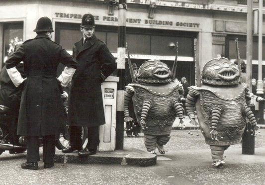 Schwarz - Weiß Postkarte - Vintage Retro mit Skurriler Polizei - Alien Verkleidung, Street Art Fotografie, Urban Kunst Sammlerstück