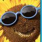 Sommergrußkarte Fröhlich – Sonnenblume mit Sonnenbrille und blauem Rand in 3D - Optik