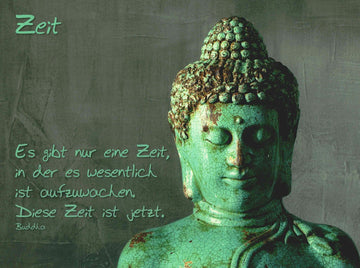 Spirituelle Postkarte Buddha Statue mit Zitat über Zeit und Achtsamkeit grüne Meditationskarte inspirierende Grußkarte