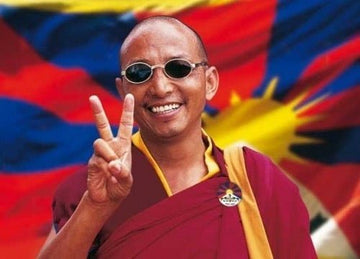 Spirituelle Postkarte: Tibetischer Mönch mit Flagge & Sonnenbrille – Symbol für Frieden, Freiheit und Hoffnung