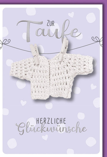 Taufkarte Baby – Gehäkeltes Jäckchen auf Lila mit Herzchenmuster und Silbertext