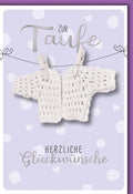 Taufkarte Baby – Gehäkeltes Jäckchen auf Lila mit Herzchenmuster und Silbertext